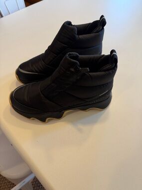 Sorel Kinetic Black Puffer Zip Waterproof Boots Sz 9.  SEE PICTURES. Box12